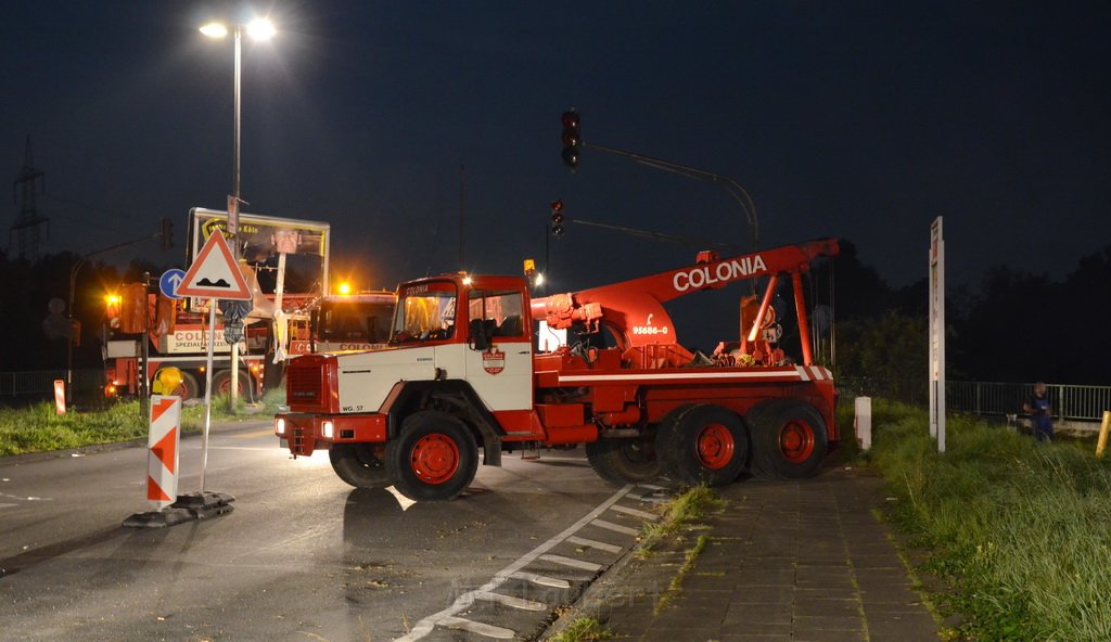 VU LKW umgestuerzt Feldkassel Industriestr Robert Boschstr P133.JPG